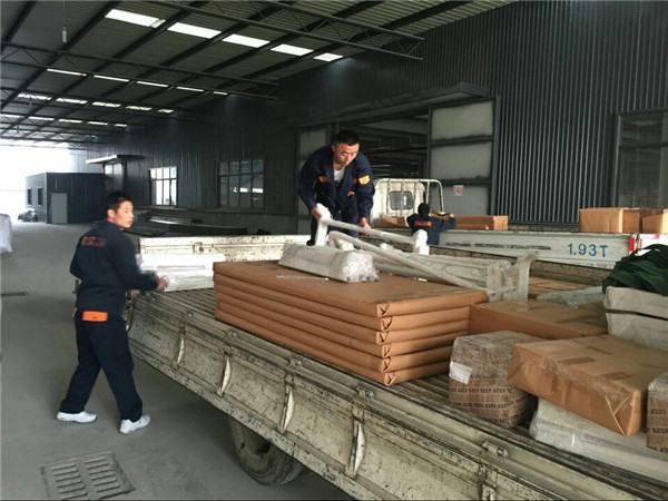 办公家具板材及组件分类打包装车-LUTUBE下载地址欧迪办公家具